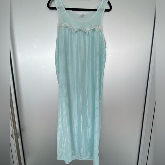 Beautiful Vintage Nightgown and Robe set - Picture 4 of 10